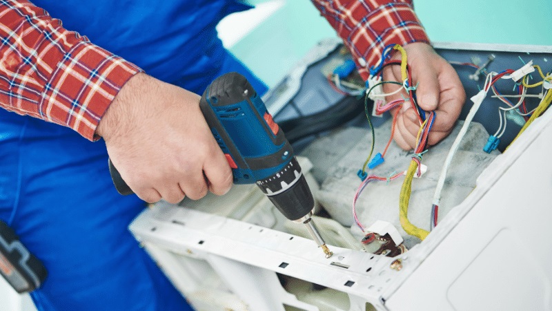 Yunusemre Ariston Ariston çamaşır makinesi kart tamiri – Su almama arızası orijinal parça ile giderildi. - Teknik servis örneği
